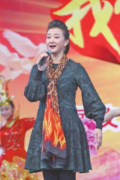 演唱中的宋祖英